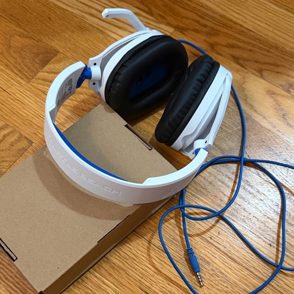 Turtle Beach Gaming Headset Like NEW Very Clean White and Blue Gaming Headphones
